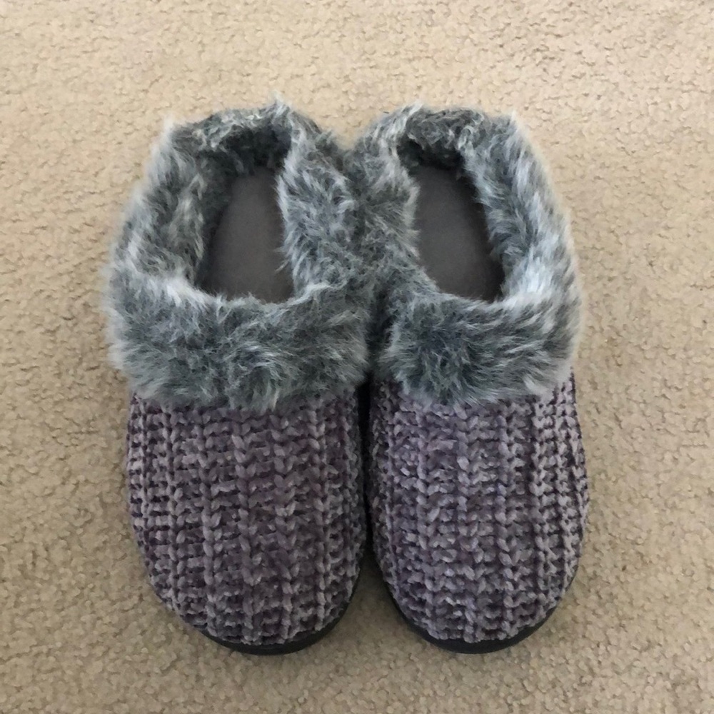Size large 9-10 women’s dearfoam slippers